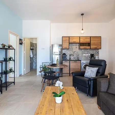 Nala - 2 Bedroom In Apartment Larnaca